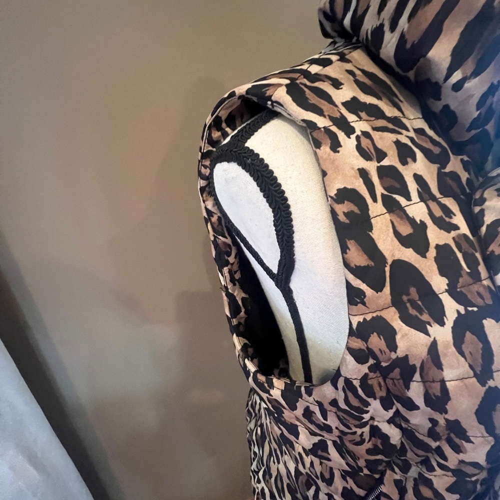 White House Black Market Animal Print puffy vest, zip up, Size Medium - Picture 5 of 13